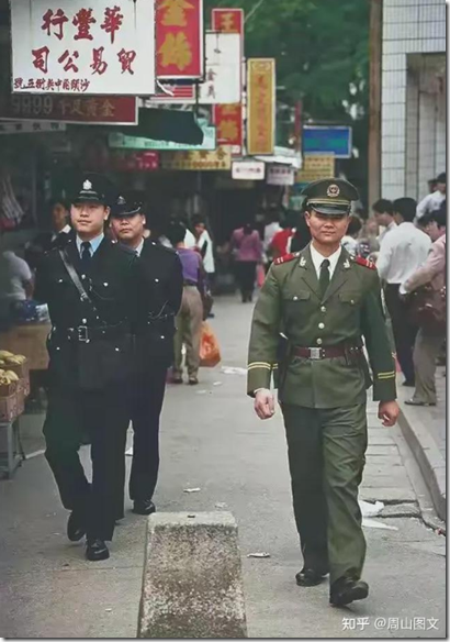 1996年深圳中英街，大陆边防战士和香港警察在3号界碑两侧巡逻
